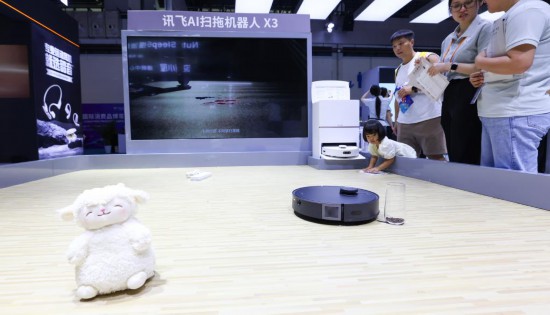 4月16日，在消博会科大讯飞展台，讯飞AI扫拖机器人进行扫拖地演示。 新华社记者 杨冠宇 摄