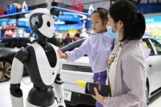 4月15日，观众在消博会上与AI人形智能服务机器人互动。新华社记者 郭程 摄