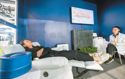 2023年11月7日，参观者在第六届中国国际进口博览会上体验数字健康睡眠系统。 　　翁奇羽摄（人民图片）