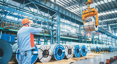 3月15日，在湖南省娄底市经济技术开发区的一家新材料科技公司，工作人员在指挥搬运硅钢卷材产品。王全超摄（人民视觉）