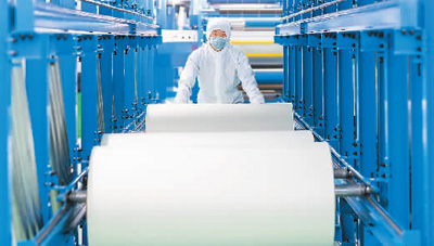 3月26日，在江苏省兴化市崴思新材料泰州有限公司，工人在进行生产作业。周社根摄（人民视觉）
