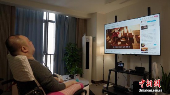 全植入脑机接口临床受试者实现“意念操控”，完成网页浏览、精准点击与视频播放。(主办方供图)